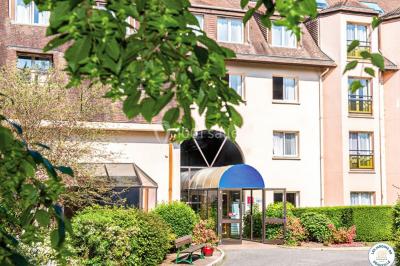 Salle de sport avec vélos d'appartement, tapis de course, ballon d'exercice et équipements de musculation.