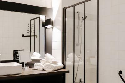 Salle de sport avec vélos d'appartement, tapis de course, ballon d'exercice et équipements de musculation.