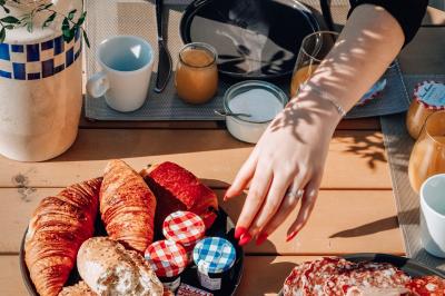 Salle de sport avec vélos d'appartement, tapis de course, ballon d'exercice et équipements de musculation.