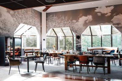 Salle de sport avec vélos d'appartement, tapis de course, ballon d'exercice et équipements de musculation.