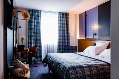 Salle de sport avec vélos d'appartement, tapis de course, ballon d'exercice et équipements de musculation.