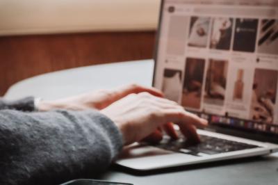 Salle de sport avec vélos d'appartement, tapis de course, ballon d'exercice et équipements de musculation.