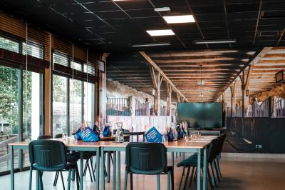 Salle de sport avec vélos d'appartement, tapis de course, ballon d'exercice et équipements de musculation.
