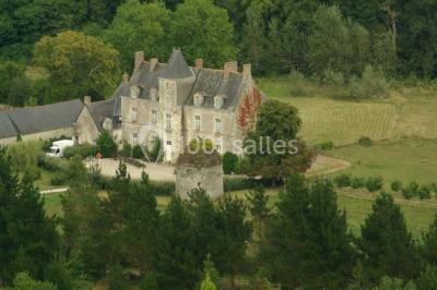 Deux personnes en costume historique s'affrontent à l'épée dans une cour devant un mur en pierre avec des arches.