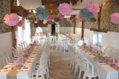 Deux personnes en costume historique s'affrontent à l'épée dans une cour devant un mur en pierre avec des arches.