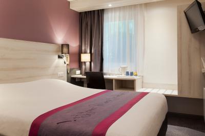 Salle de restaurant moderne avec tables alignées, chaises noires et décoration murale colorée sur le thème de la…