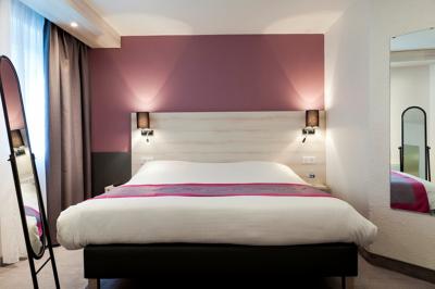 Salle de restaurant moderne avec tables alignées, chaises noires et décoration murale colorée sur le thème de la…