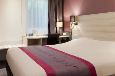 Salle de restaurant moderne avec tables alignées, chaises noires et décoration murale colorée sur le thème de la…