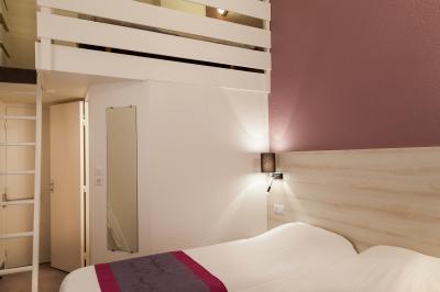 Salle de restaurant moderne avec tables alignées, chaises noires et décoration murale colorée sur le thème de la…