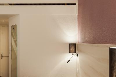 Salle de restaurant moderne avec tables alignées, chaises noires et décoration murale colorée sur le thème de la…