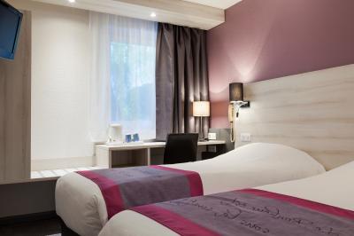 Salle de restaurant moderne avec tables alignées, chaises noires et décoration murale colorée sur le thème de la…