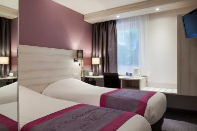 Salle de restaurant moderne avec tables alignées, chaises noires et décoration murale colorée sur le thème de la…