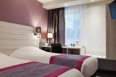 Salle de restaurant moderne avec tables alignées, chaises noires et décoration murale colorée sur le thème de la…