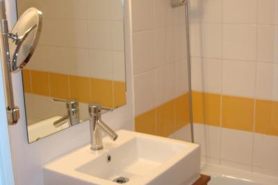 Salle de restaurant moderne avec tables alignées, chaises noires et décoration murale colorée sur le thème de la…