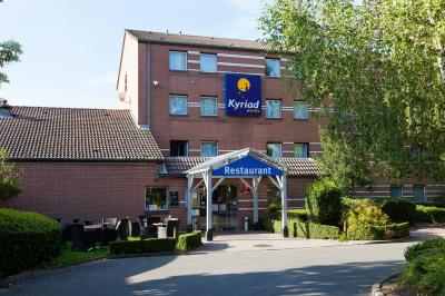 Salle de restaurant moderne avec tables alignées, chaises noires et décoration murale colorée sur le thème de la…