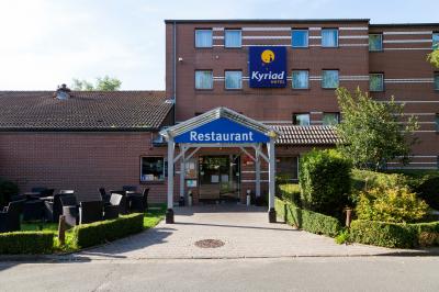 Salle de restaurant moderne avec tables alignées, chaises noires et décoration murale colorée sur le thème de la…