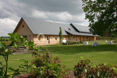 Vue aérienne d'un parc avec bâtiments numérotés, espaces verts, arbres, et un terrain de golf.