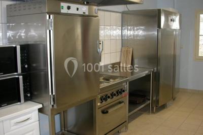 Vue aérienne d'un parc avec bâtiments numérotés, espaces verts, arbres, et un terrain de golf.