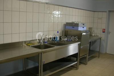 Vue aérienne d'un parc avec bâtiments numérotés, espaces verts, arbres, et un terrain de golf.