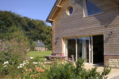 Vue aérienne d'un parc avec bâtiments numérotés, espaces verts, arbres, et un terrain de golf.