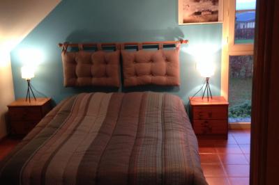 Vue aérienne d'un parc avec bâtiments numérotés, espaces verts, arbres, et un terrain de golf.