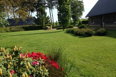 Vue aérienne d'un parc avec bâtiments numérotés, espaces verts, arbres, et un terrain de golf.