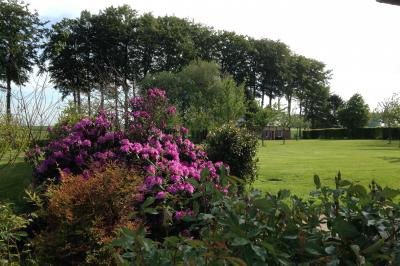 Vue aérienne d'un parc avec bâtiments numérotés, espaces verts, arbres, et un terrain de golf.