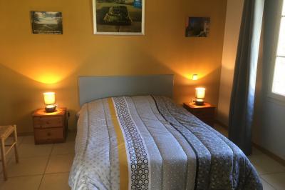 Vue aérienne d'un parc avec bâtiments numérotés, espaces verts, arbres, et un terrain de golf.