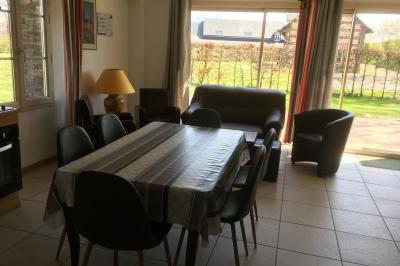 Vue aérienne d'un parc avec bâtiments numérotés, espaces verts, arbres, et un terrain de golf.