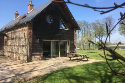 Vue aérienne d'un parc avec bâtiments numérotés, espaces verts, arbres, et un terrain de golf.