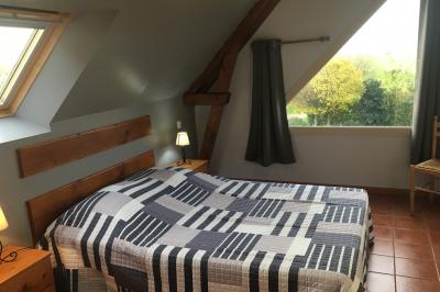 Vue aérienne d'un parc avec bâtiments numérotés, espaces verts, arbres, et un terrain de golf.