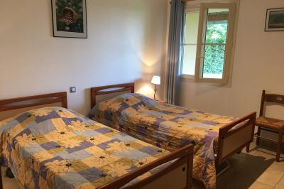 Vue aérienne d'un parc avec bâtiments numérotés, espaces verts, arbres, et un terrain de golf.