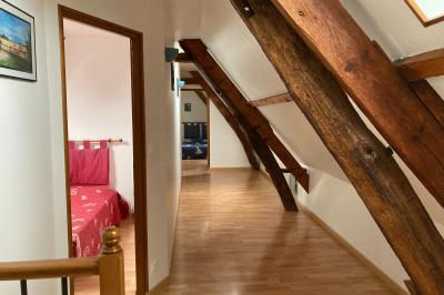 Vue aérienne d'un parc avec bâtiments numérotés, espaces verts, arbres, et un terrain de golf.