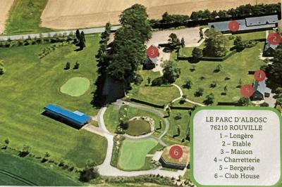 Vue aérienne d'un parc avec bâtiments numérotés, espaces verts, arbres, et un terrain de golf.