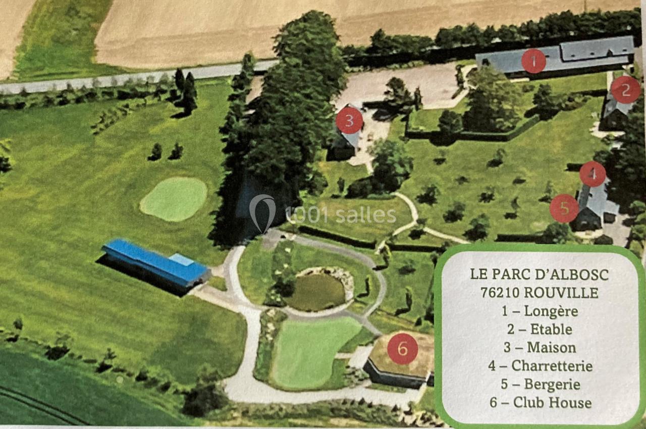 Vue aérienne d'un parc avec bâtiments numérotés, espaces verts, arbres, et un terrain de golf.