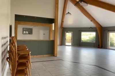 Vue aérienne d'un parc avec bâtiments numérotés, espaces verts, arbres, et un terrain de golf.