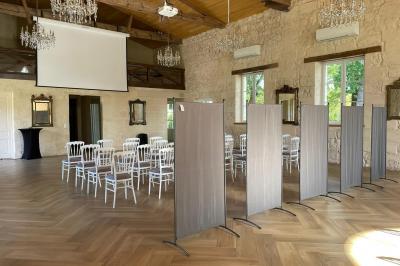 Miniature Salle de Réception - 190m² Grande maison en pierre entourée d'un jardin fleuri et arboré, sous un ciel clair.