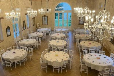 Miniature Salle de Réception - 190m² Grande maison en pierre entourée d'un jardin fleuri et arboré, sous un ciel clair.