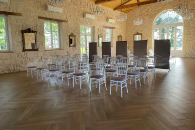 Miniature Salle de Réception - 190m² Grande maison en pierre entourée d'un jardin fleuri et arboré, sous un ciel clair.