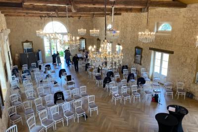 Miniature Salle de Réception - 190m² Grande maison en pierre entourée d'un jardin fleuri et arboré, sous un ciel clair.