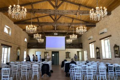 Miniature Salle de Réception - 190m² Grande maison en pierre entourée d'un jardin fleuri et arboré, sous un ciel clair.