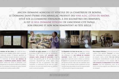 Plan de table sur un chevalet près de l'entrée d'une salle éclairée par des guirlandes lumineuses, ambiance festive.