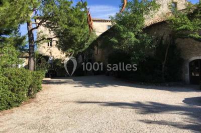 Plan de table sur un chevalet près de l'entrée d'une salle éclairée par des guirlandes lumineuses, ambiance festive.