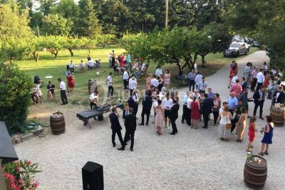 Plan de table sur un chevalet près de l'entrée d'une salle éclairée par des guirlandes lumineuses, ambiance festive.