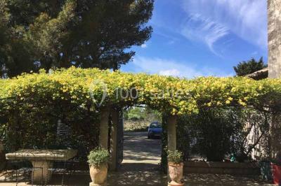 Plan de table sur un chevalet près de l'entrée d'une salle éclairée par des guirlandes lumineuses, ambiance festive.