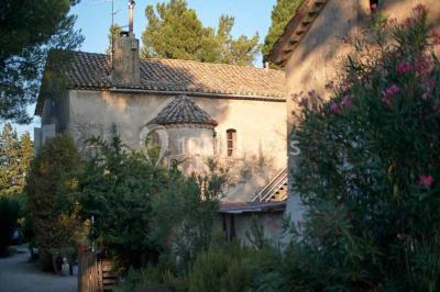 Plan de table sur un chevalet près de l'entrée d'une salle éclairée par des guirlandes lumineuses, ambiance festive.