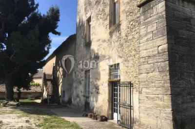 Plan de table sur un chevalet près de l'entrée d'une salle éclairée par des guirlandes lumineuses, ambiance festive.