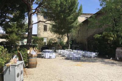 Plan de table sur un chevalet près de l'entrée d'une salle éclairée par des guirlandes lumineuses, ambiance festive.
