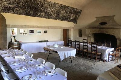 Plan de table sur un chevalet près de l'entrée d'une salle éclairée par des guirlandes lumineuses, ambiance festive.