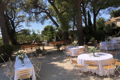 Plan de table sur un chevalet près de l'entrée d'une salle éclairée par des guirlandes lumineuses, ambiance festive.